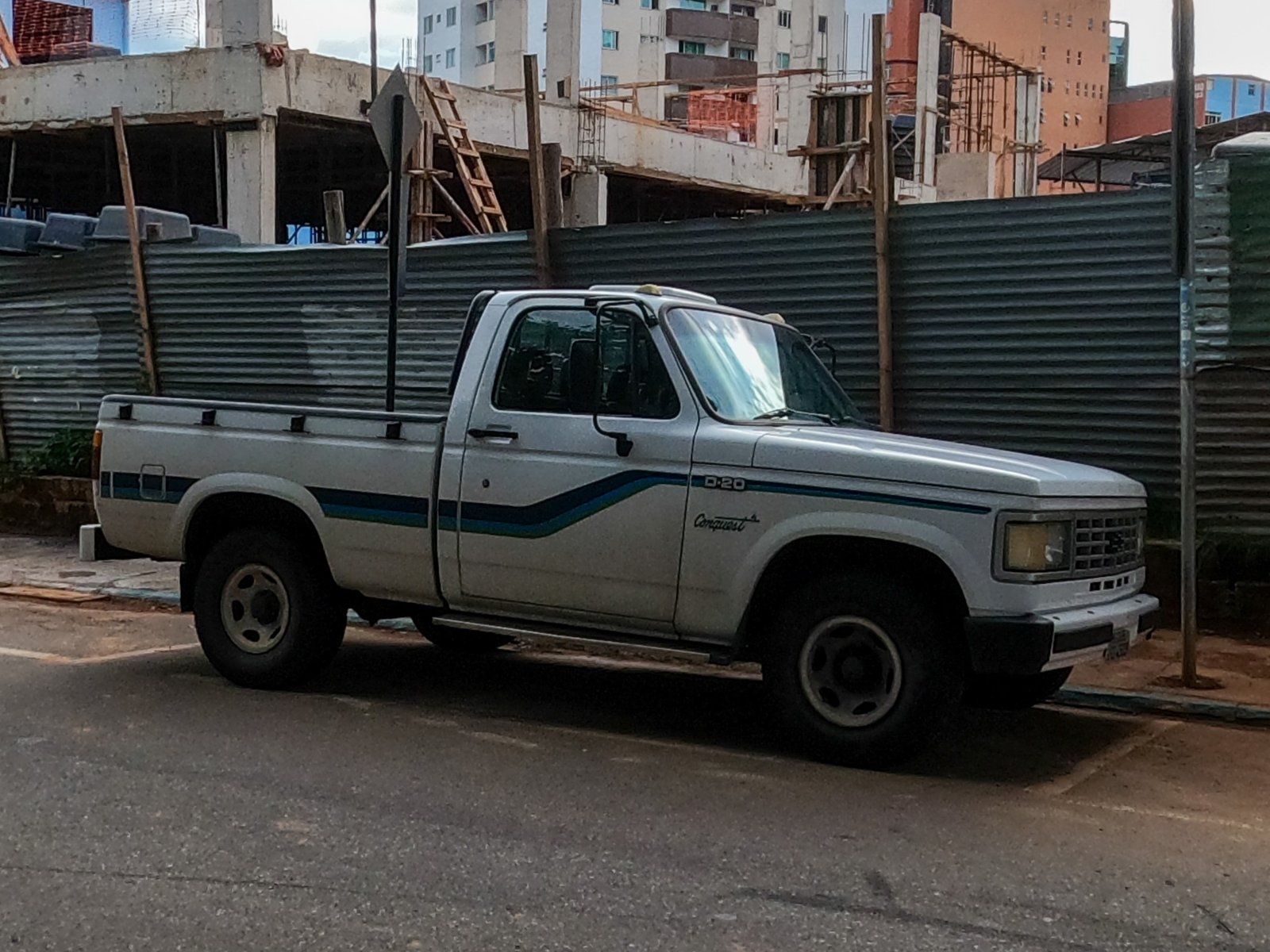 Chevrolet D20 Conquest clássica vista de frente