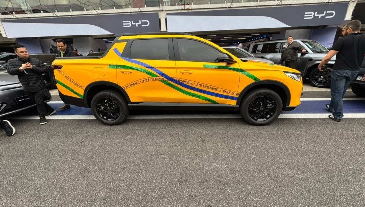 Vista lateral da BYD Mako real em Interlagos