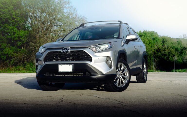 Toyota RAV4 PHEV em foto externa de destaque