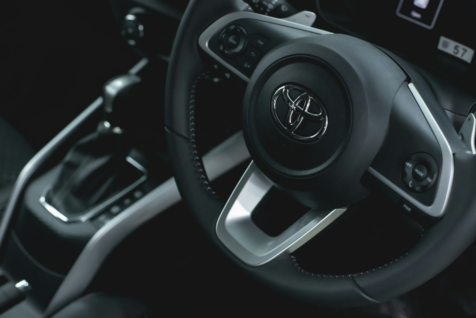 Cabine do Toyota RAV4 PHEV 2026 com painel digital e central multimídia