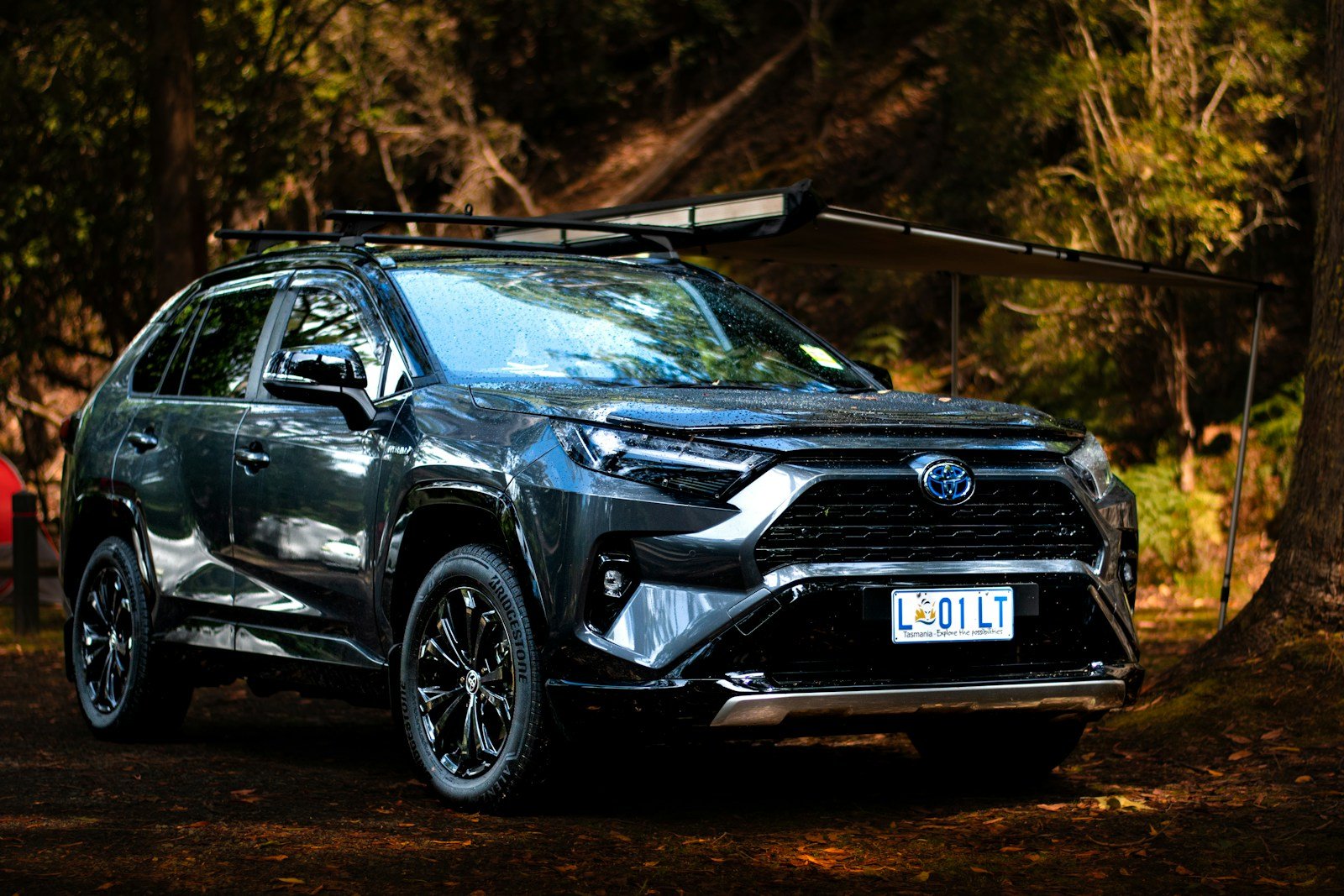 Toyota RAV4 PHEV 2026 em ambiente externo