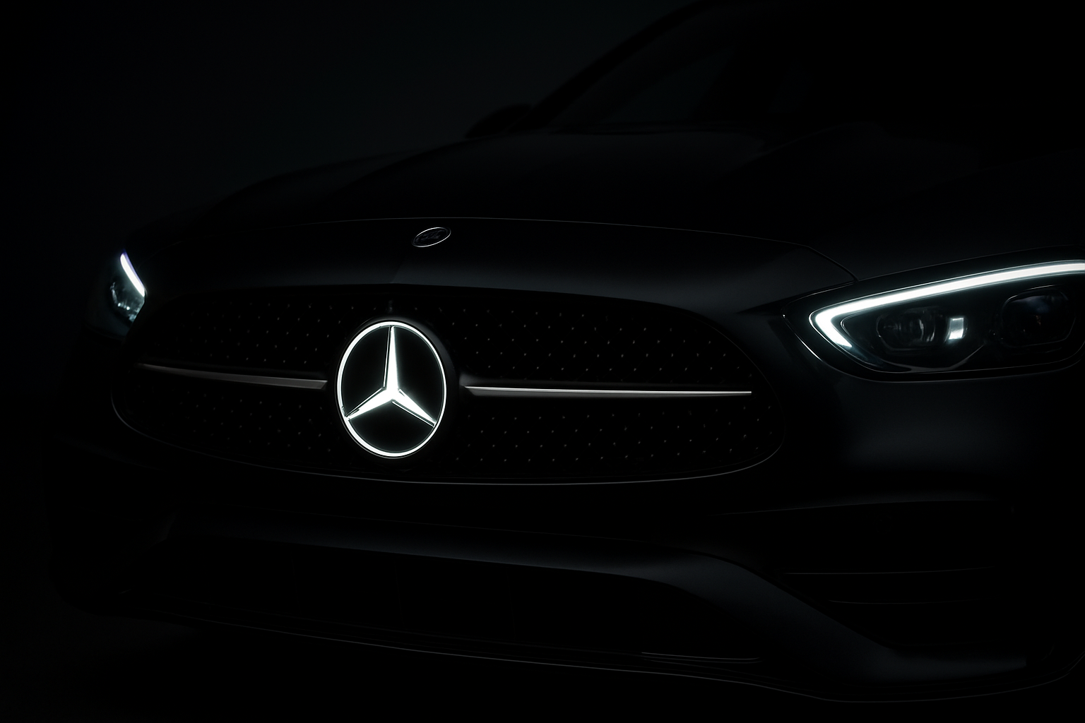 Grade dianteira iluminada do Mercedes-Benz Classe C 2027 com estrela de três pontas