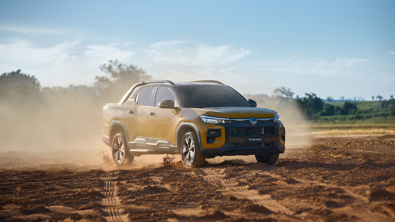 Volkswagen Tukan Extreme amarela em estrada de terra