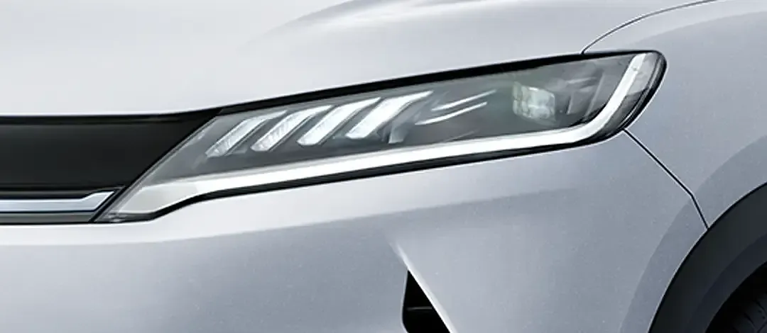 Detalhe do farol do BYD ATTO 2