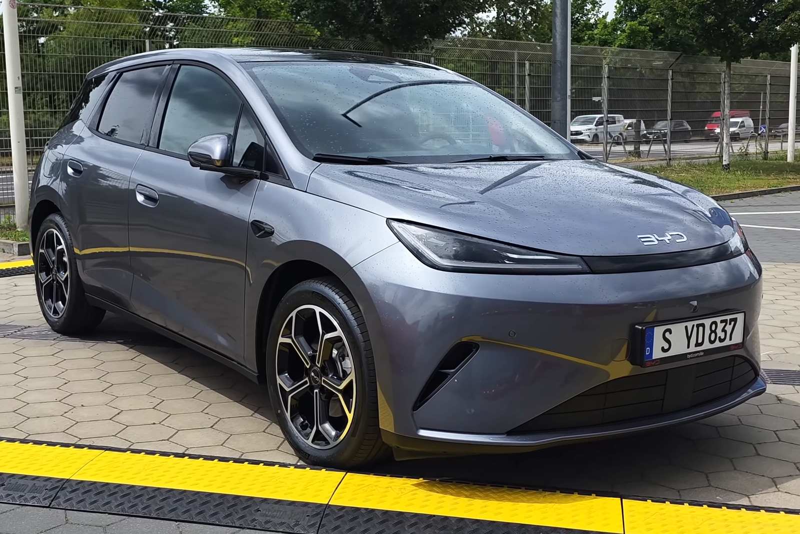 BYD Dolphin G DM-i Comfort 2026 em outra vista frontal