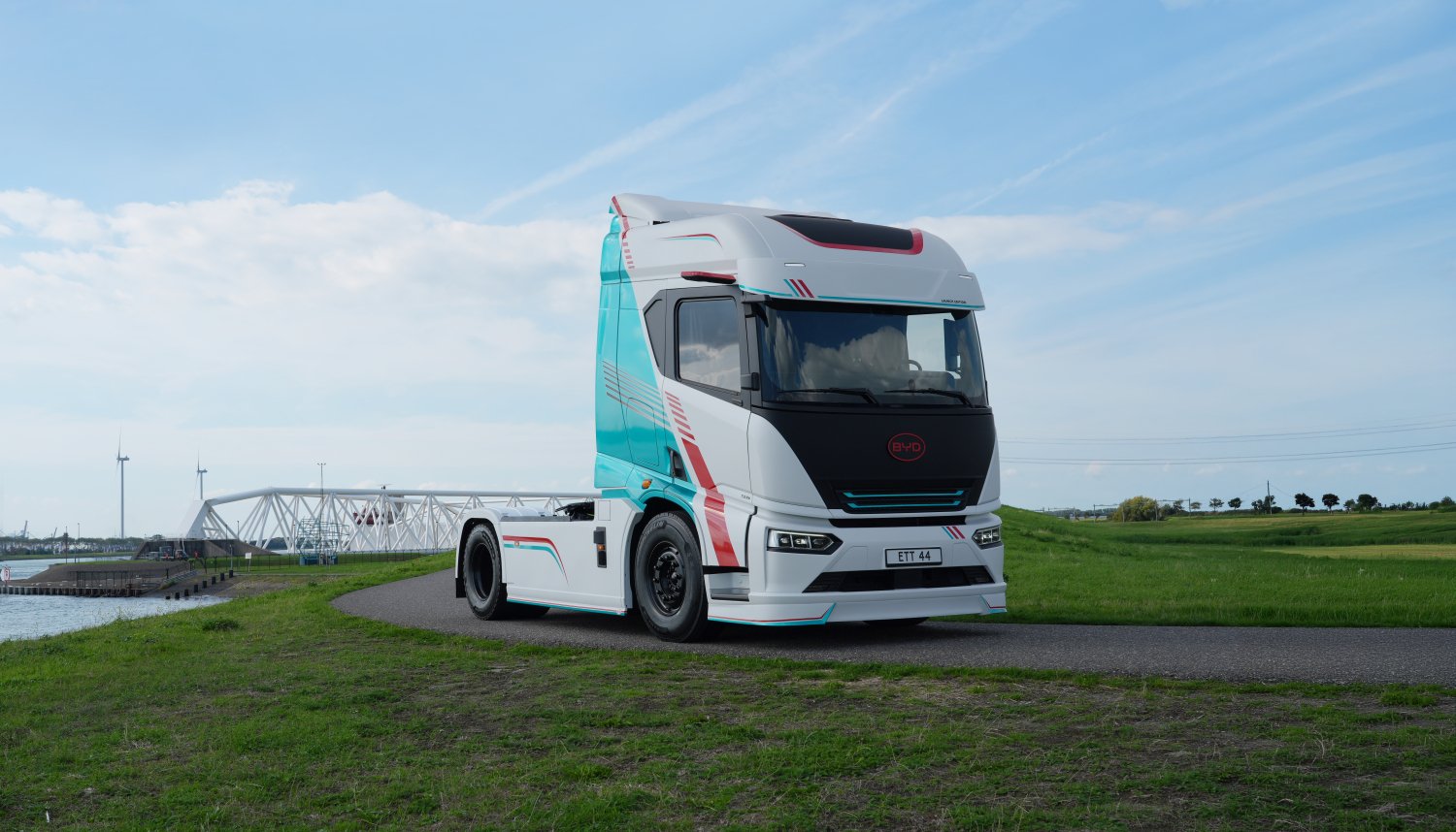 Cavalo mecânico elétrico BYD ETT 44 apresentado na IAA Transportation 2026