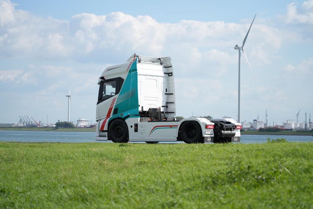 BYD ETT 44 visto de lado, com cabine branca e detalhes turquesa