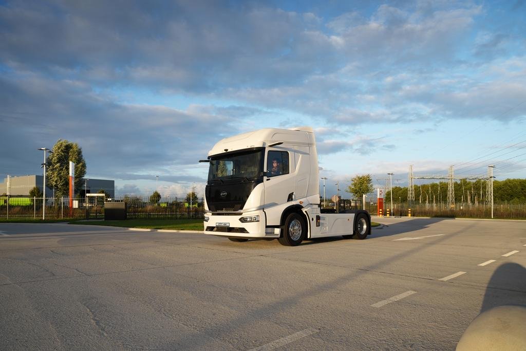 BYD ETT 44 branco em vista frontal e lateral