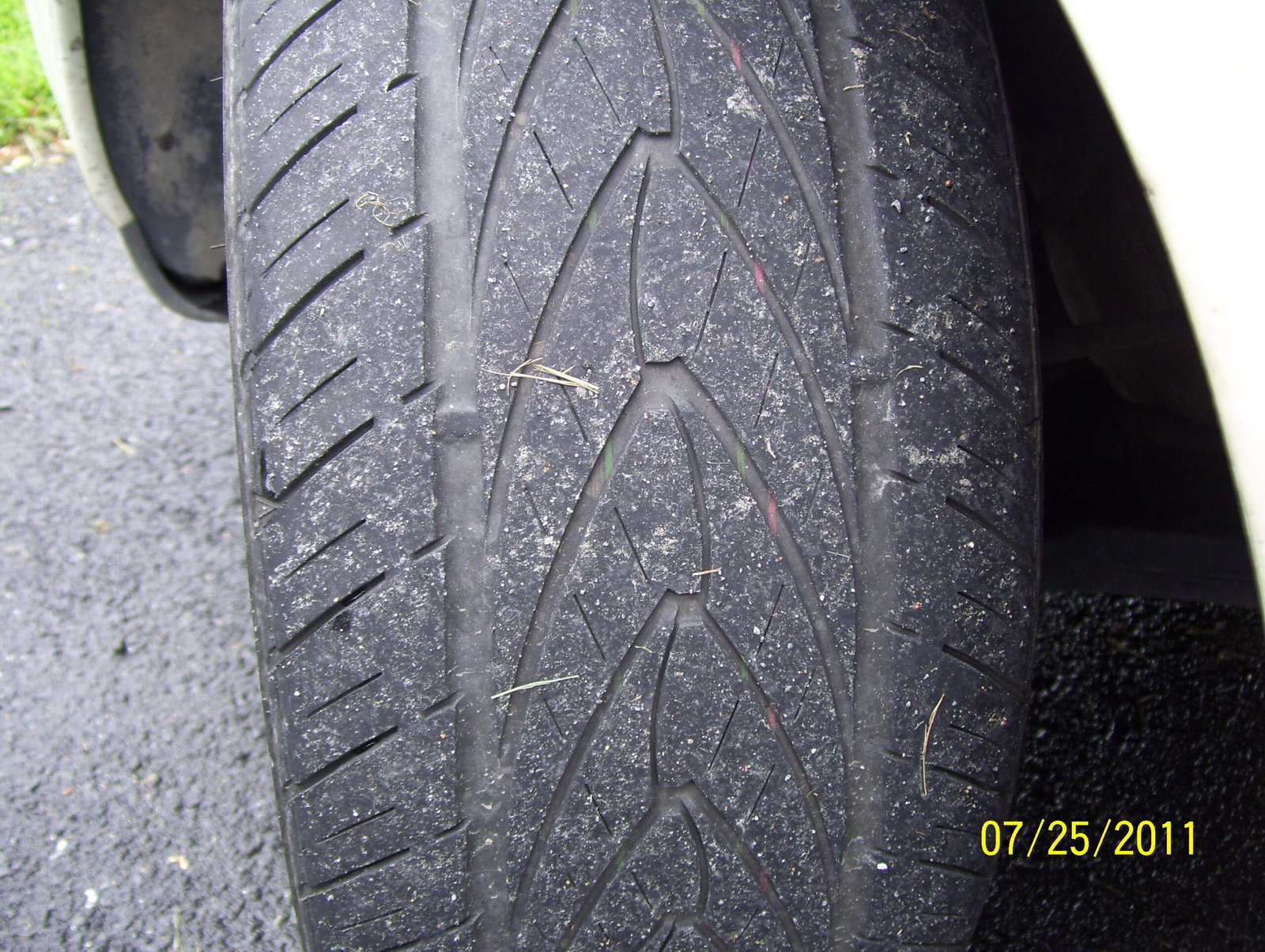 Detalhe da banda de rodagem preta de um pneu de carro