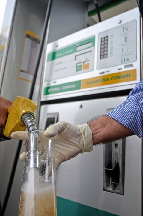 Fiscal da ANP coleta amostra em bomba de combustíveis
