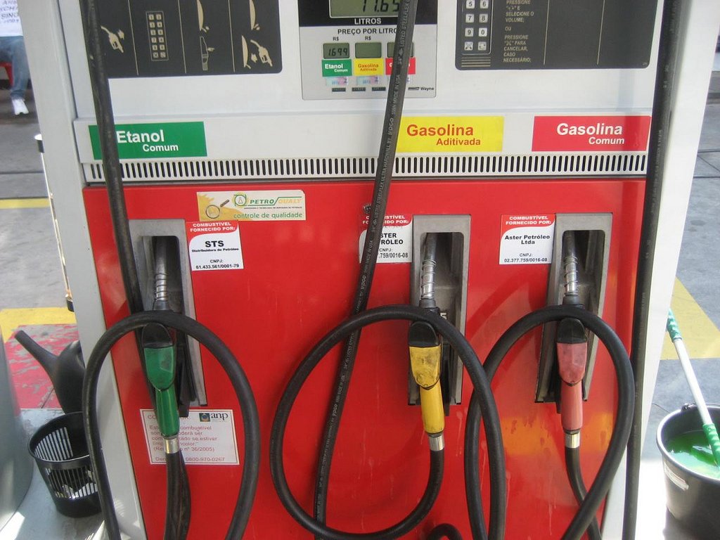 Bombas de etanol e gasolina em posto brasileiro