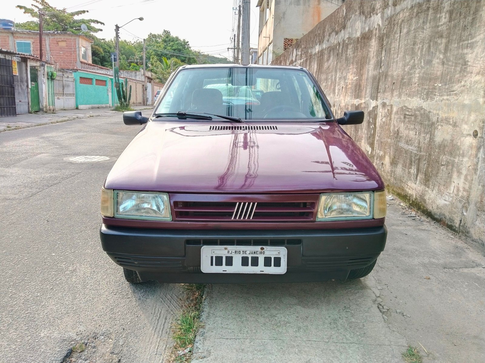 Uno brasileiro ano-modelo 1999 em vista dianteira