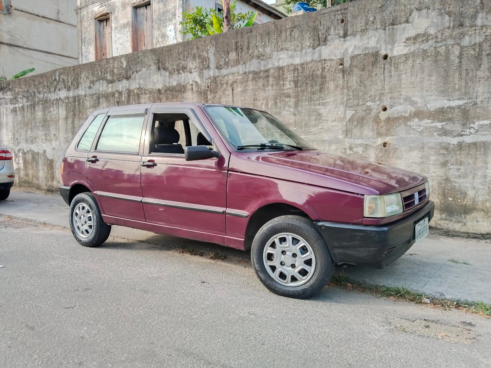 Uno brasileiro ano-modelo 1999 em vista lateral