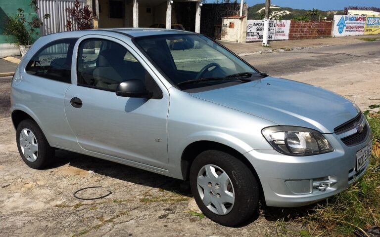 Chevrolet Celta da geração 2015 visto pela dianteira
