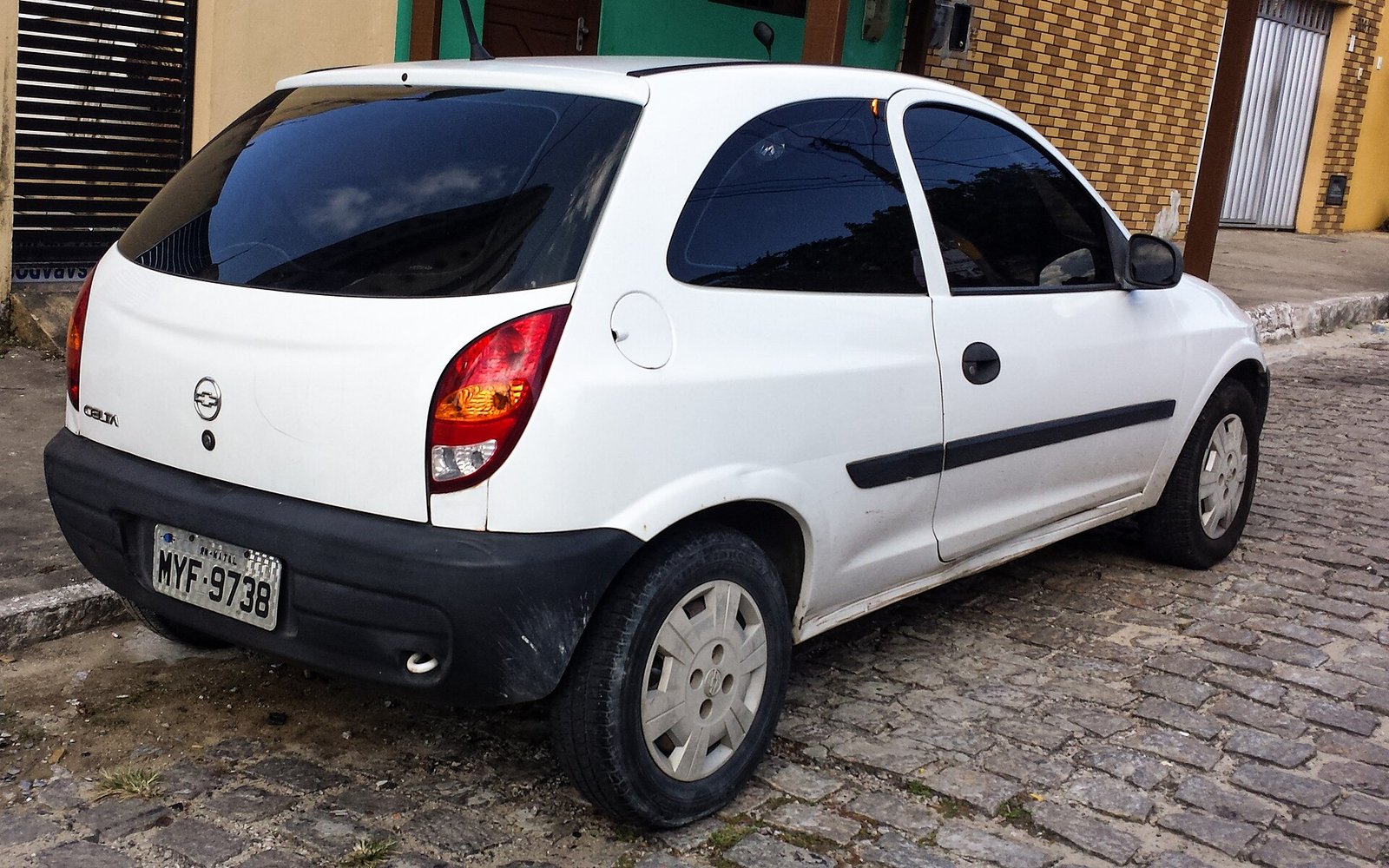 Chevrolet Celta da geração 2015 visto por trás
