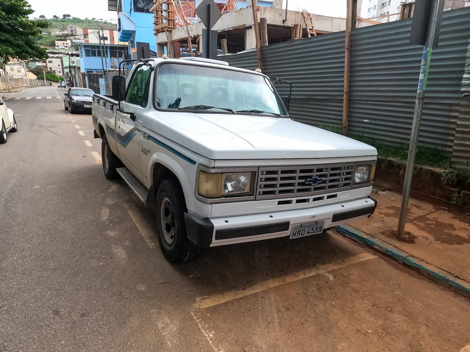 Chevrolet D20 Conquest clássica em vista lateral