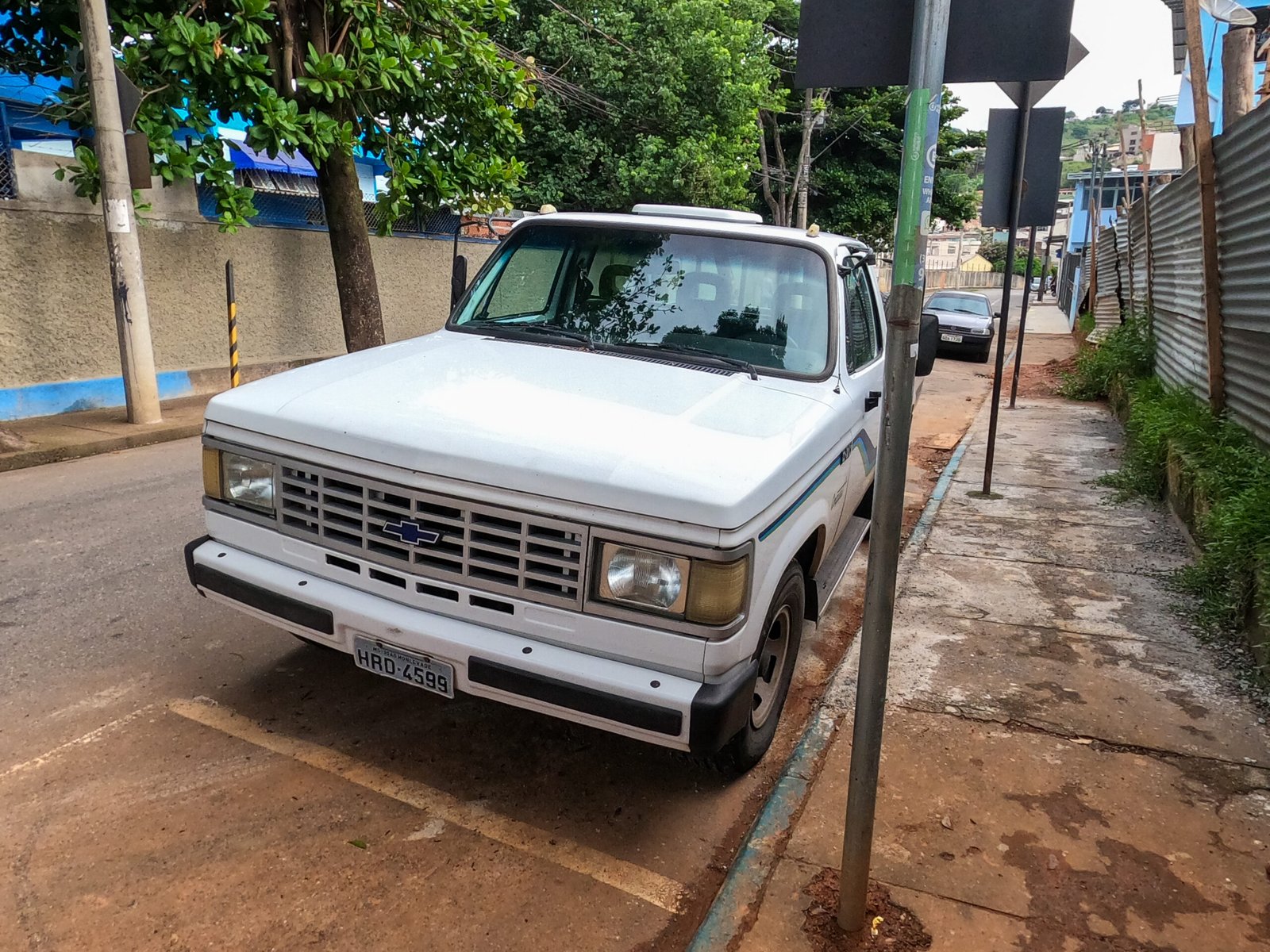 Chevrolet D20 Conquest clássica vista pela traseira