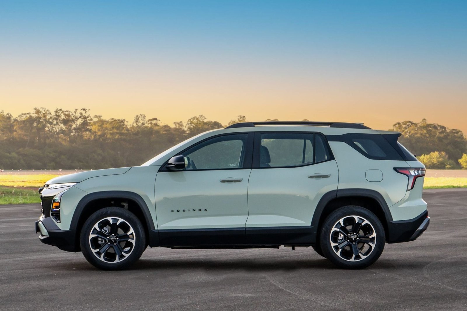 Chevrolet Equinox Turbo Activ em vista lateral