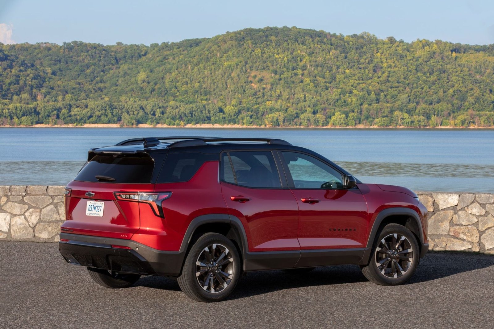 Chevrolet Equinox Turbo RS atual visto pela traseira