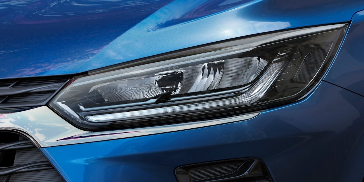 Farol dianteiro do Chevrolet Onix hatch 2027 em imagem oficial da Chevrolet Brasil