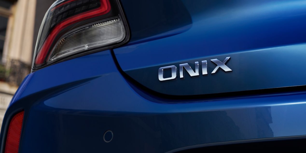 Traseira do Chevrolet Onix hatch 2027 em imagem oficial da Chevrolet Brasil