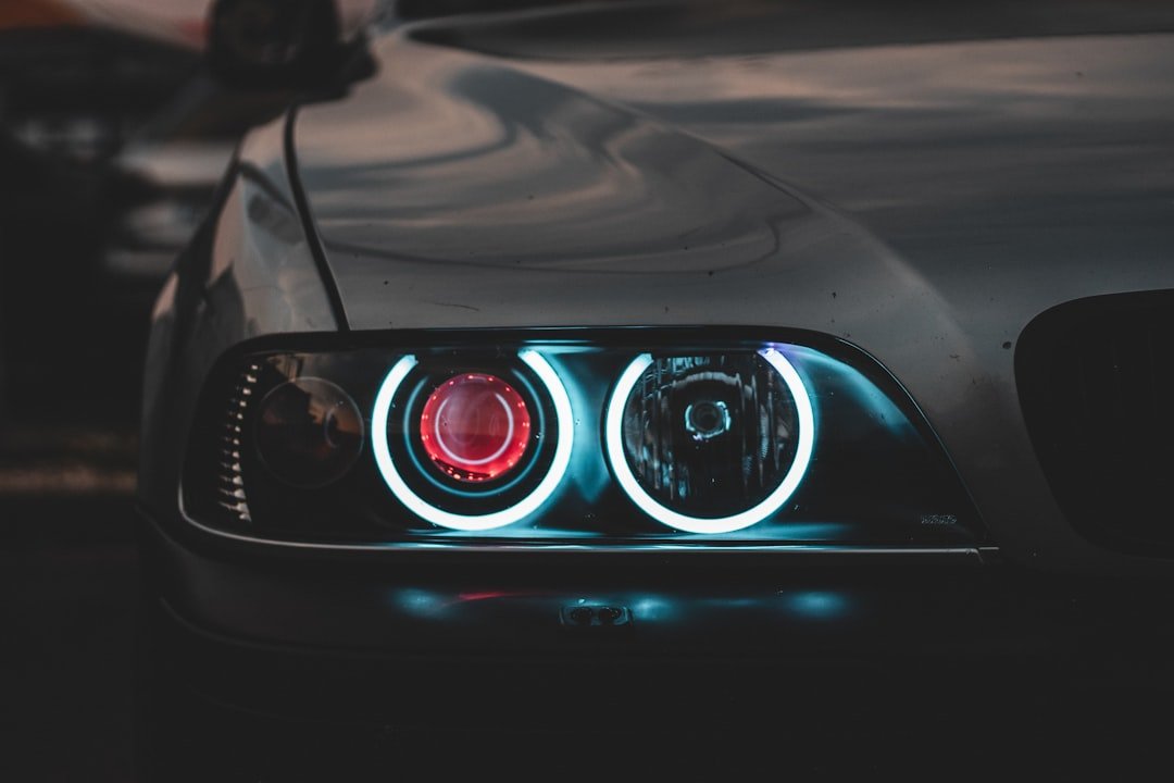 Detalhe de conjunto óptico automotivo com iluminação em LED