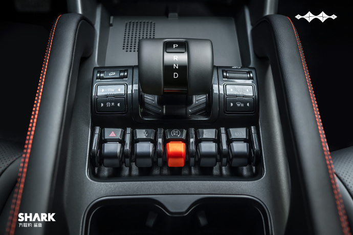 Detalhe dos comandos no console central da Fang Cheng Bao Shark