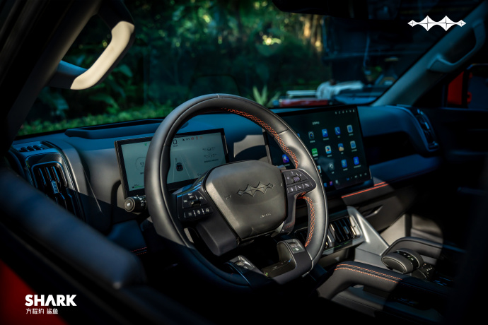 Interior da Fang Cheng Bao Shark com volante e painel