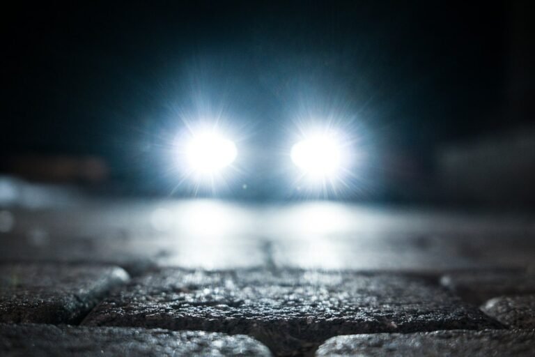 Farol de LED aceso em um carro à noite