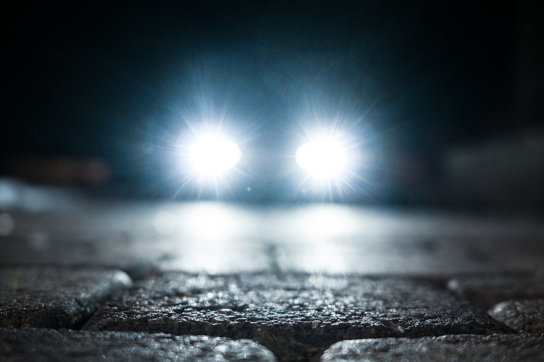 Farol de LED aceso em automóvel à noite