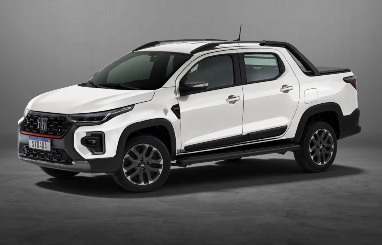 Fiat Strada atual em vista dianteira lateral em imagem oficial da Fiat Brasil