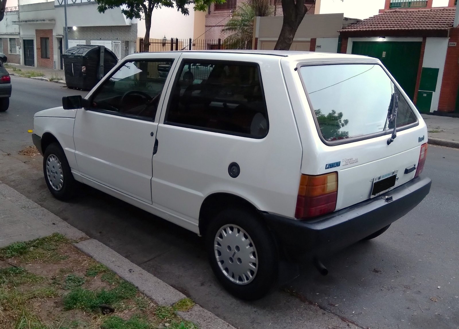 Uno S 1998 em vista traseira, versão diferente da brasileira SX