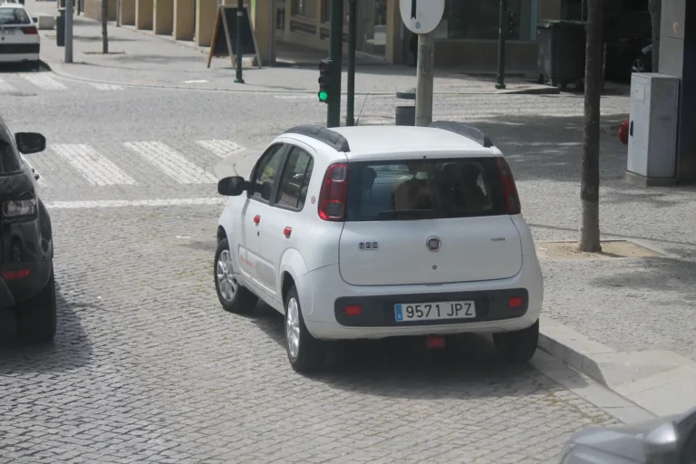 Fiat Uno 2014 da segunda geração em vista externa