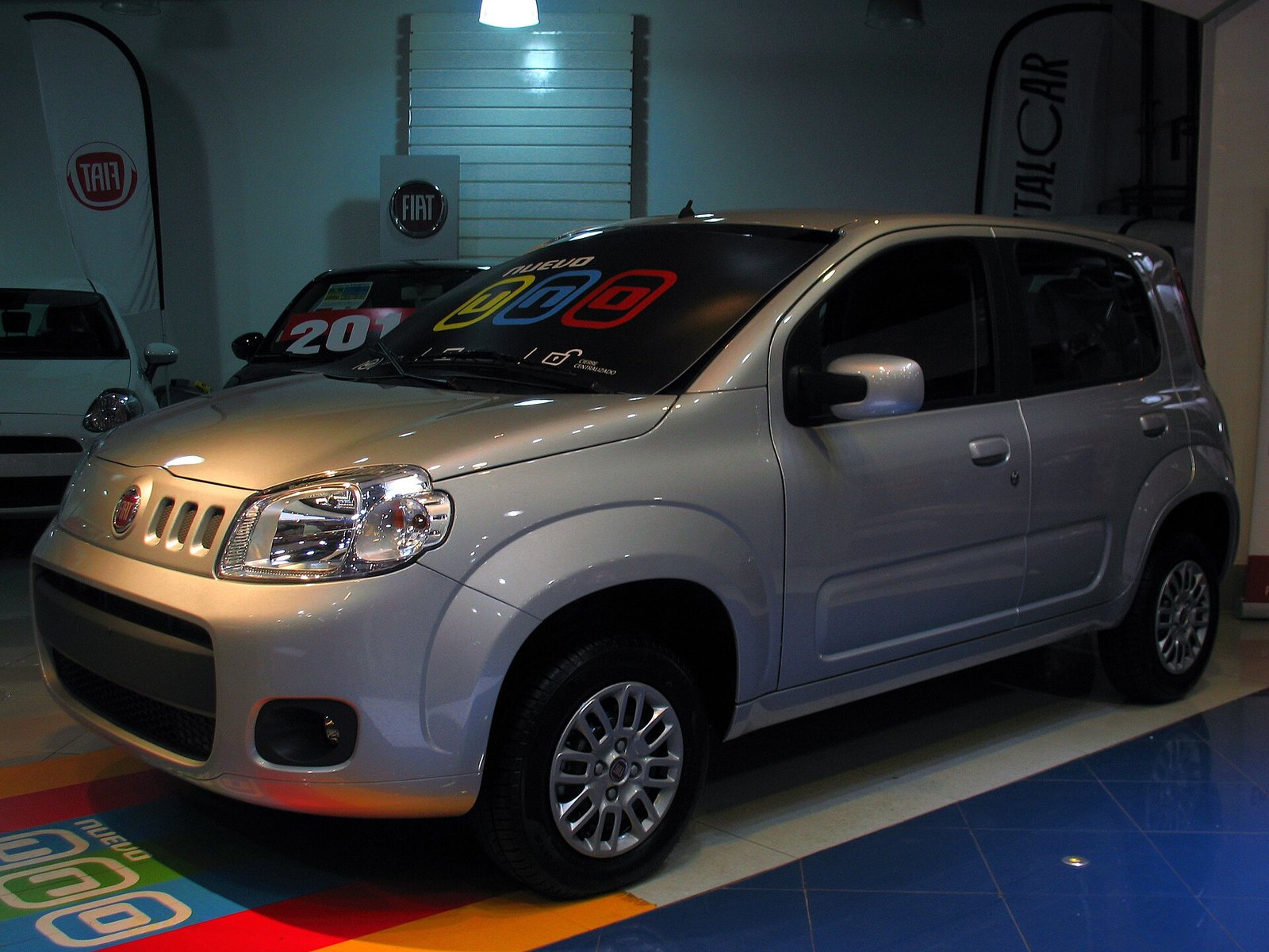 Fiat Uno Vivace 2014 em vista traseira
