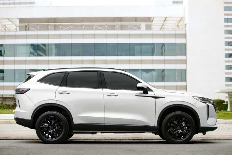 GWM Haval H6 HEV2 visto de perfil em imagem oficial da GWM Brasil
