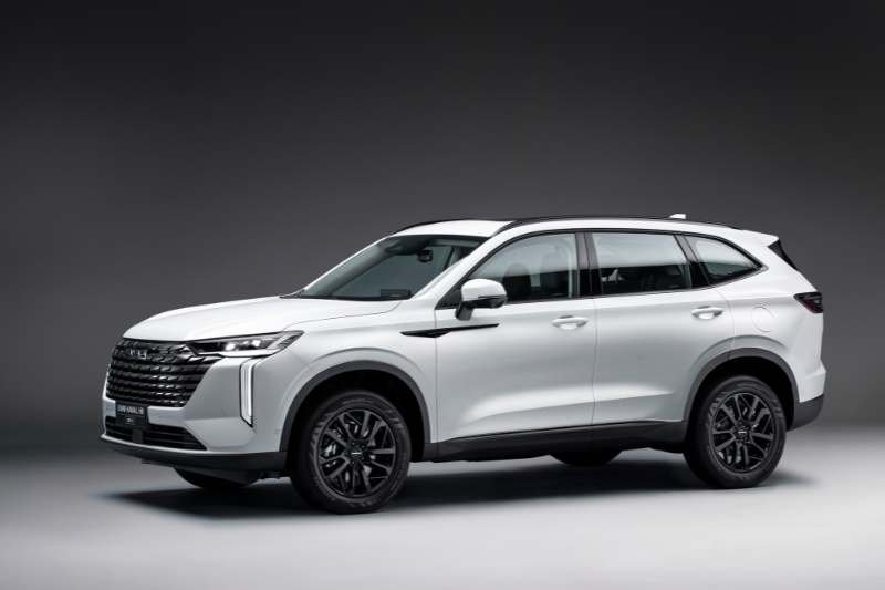 GWM Haval H6 HEV2 em imagem oficial da GWM Brasil, visto de frente e lateral
