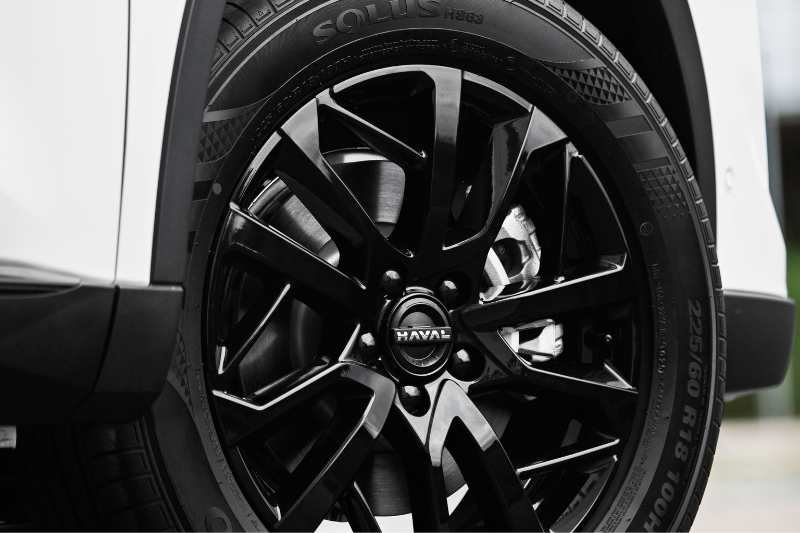 Detalhe da roda do GWM Haval H6 HEV2 em imagem oficial da GWM Brasil