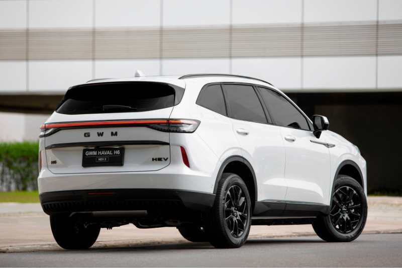 GWM Haval H6 HEV2 visto pela traseira em imagem oficial da GWM Brasil