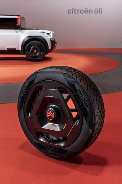 Pneu conceito Goodyear Eagle GO ao lado do Citroën Oli
