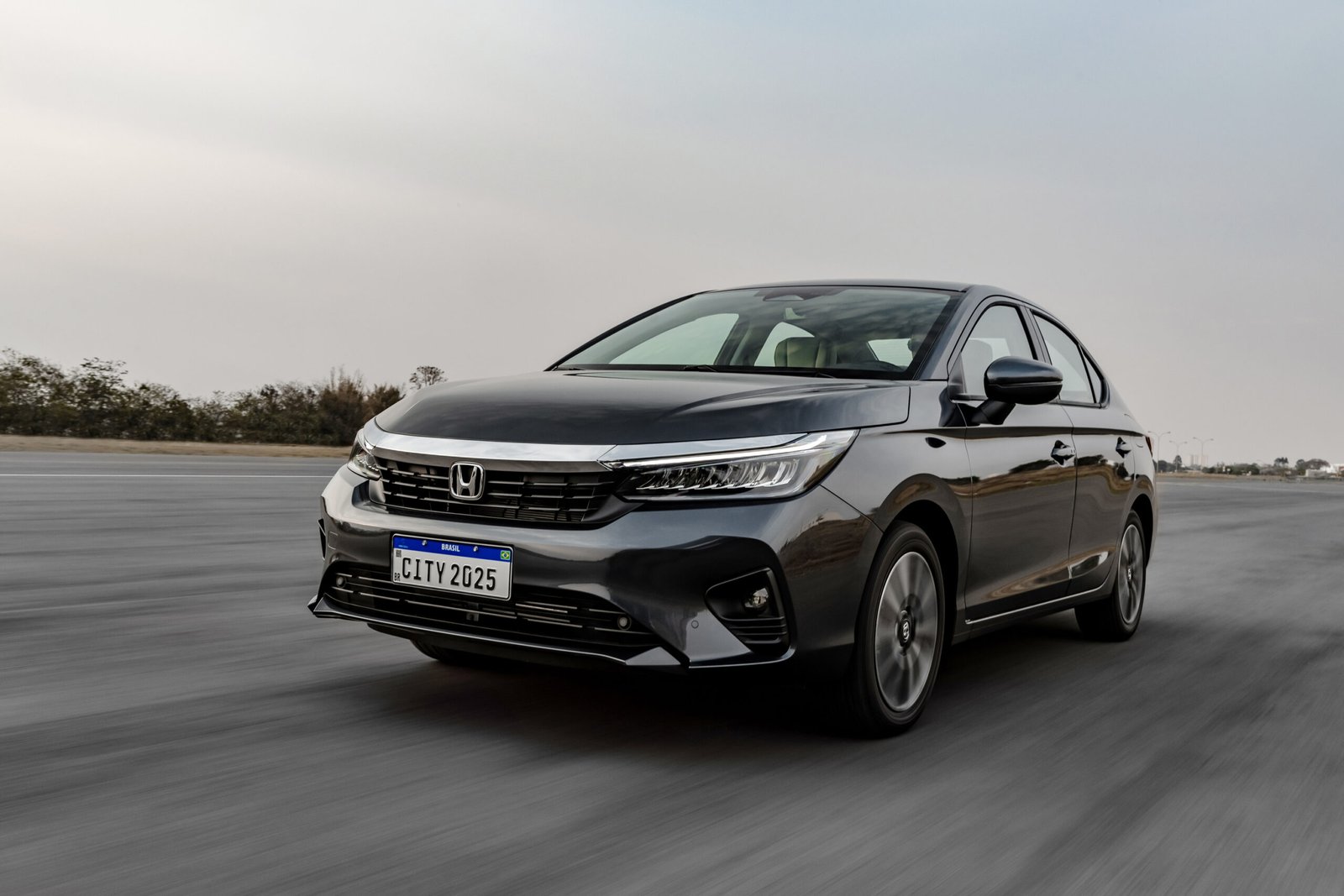 Honda City Sedan 2025 em movimento visto pela dianteira