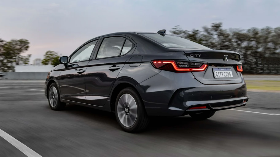 Honda City Sedan 2025 visto pela traseira em movimento