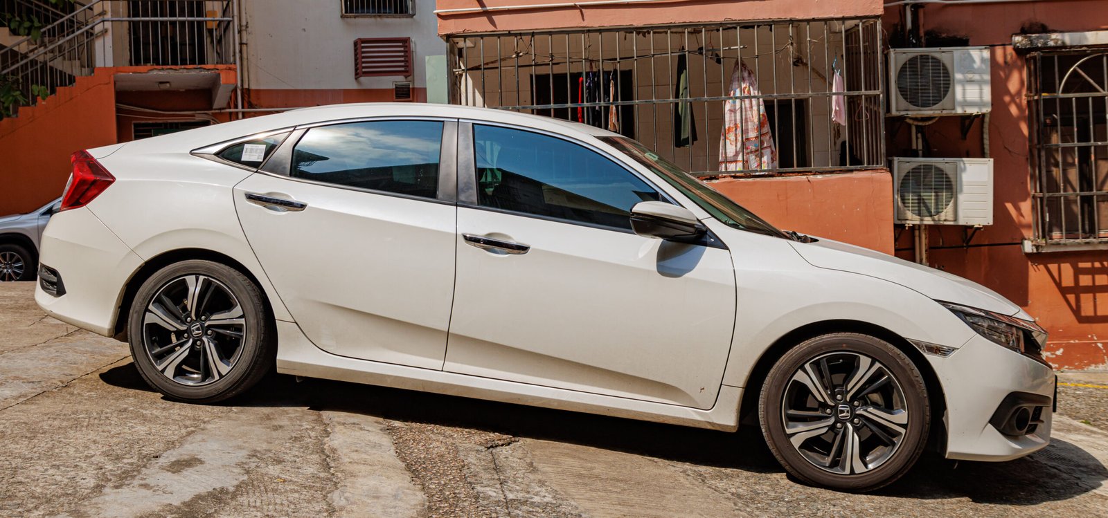 Honda Civic G10 sedan de décima geração visto de perfil