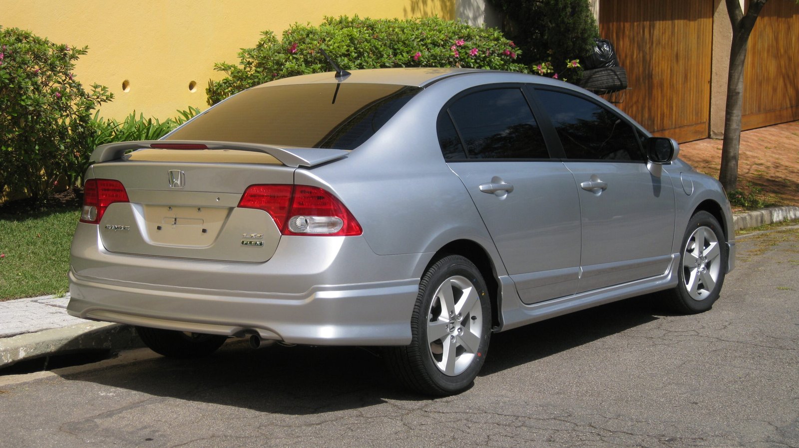 Honda Civic G8 brasileiro 2009 visto pela traseira