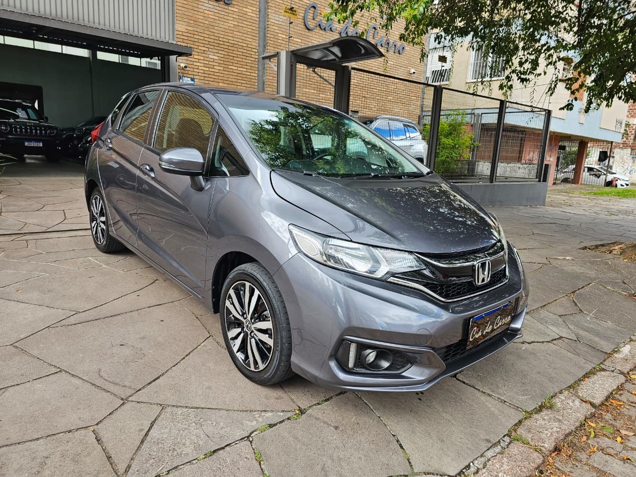 Honda Fit 2021 brasileiro visto pela dianteira em três quartos