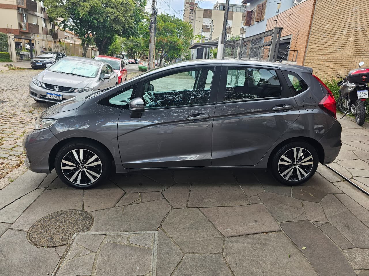 Honda Fit 2021 brasileiro visto de lado