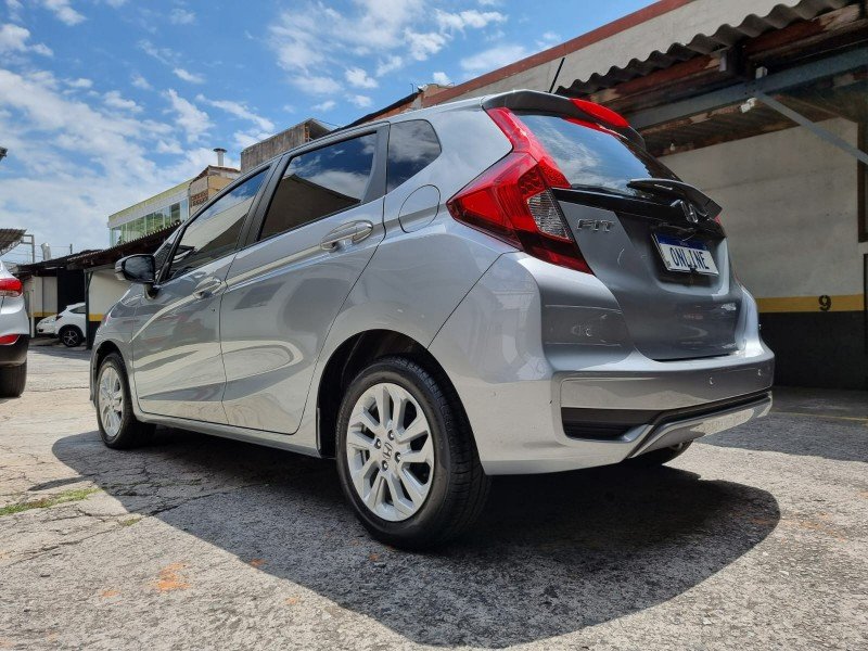 Honda Fit 2021 brasileiro visto pela traseira em três quartos, com o carro inteiro