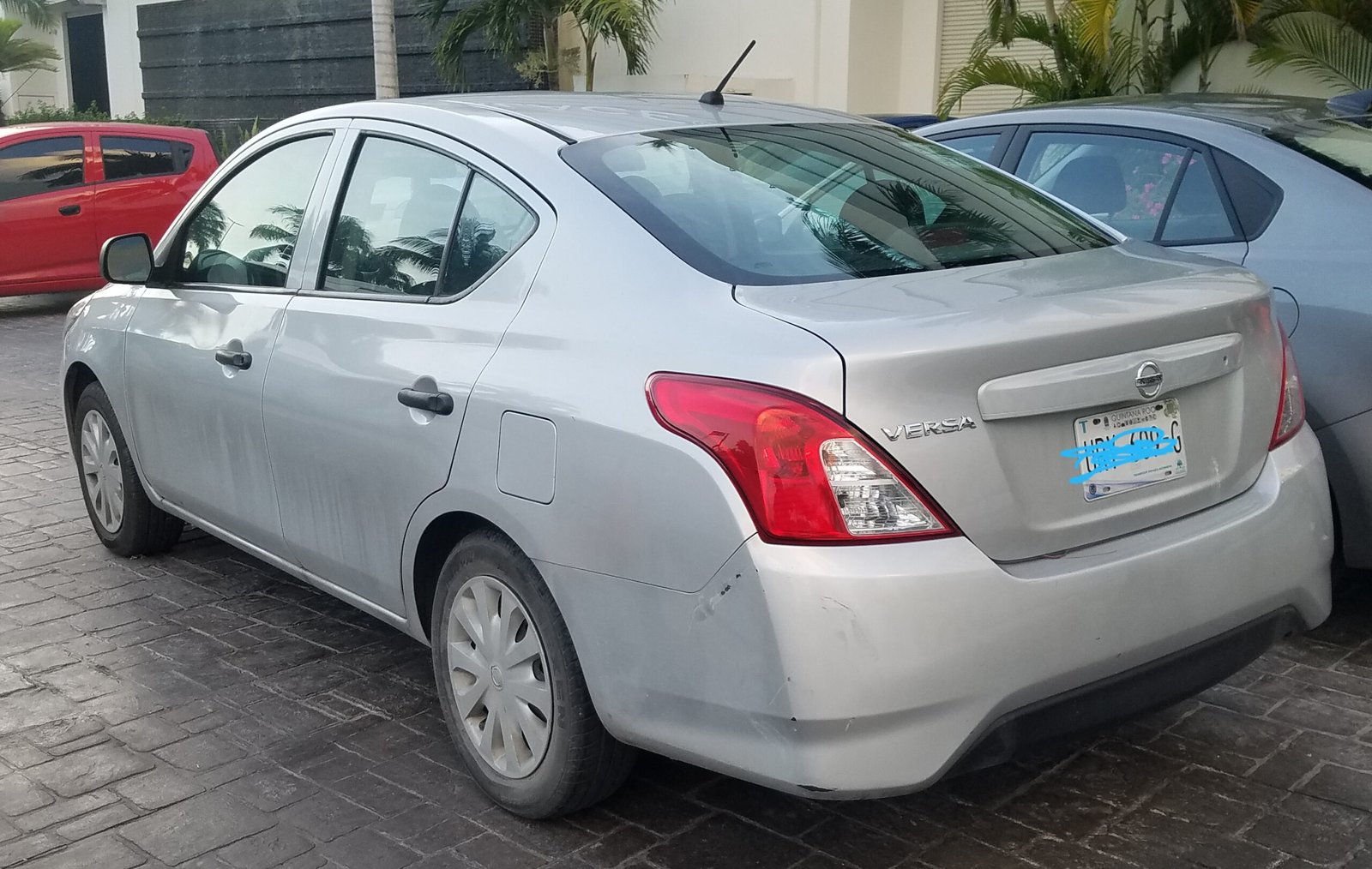 Traseira do Nissan Versa N17, mesma geração do Versa 2017 citado no artigo