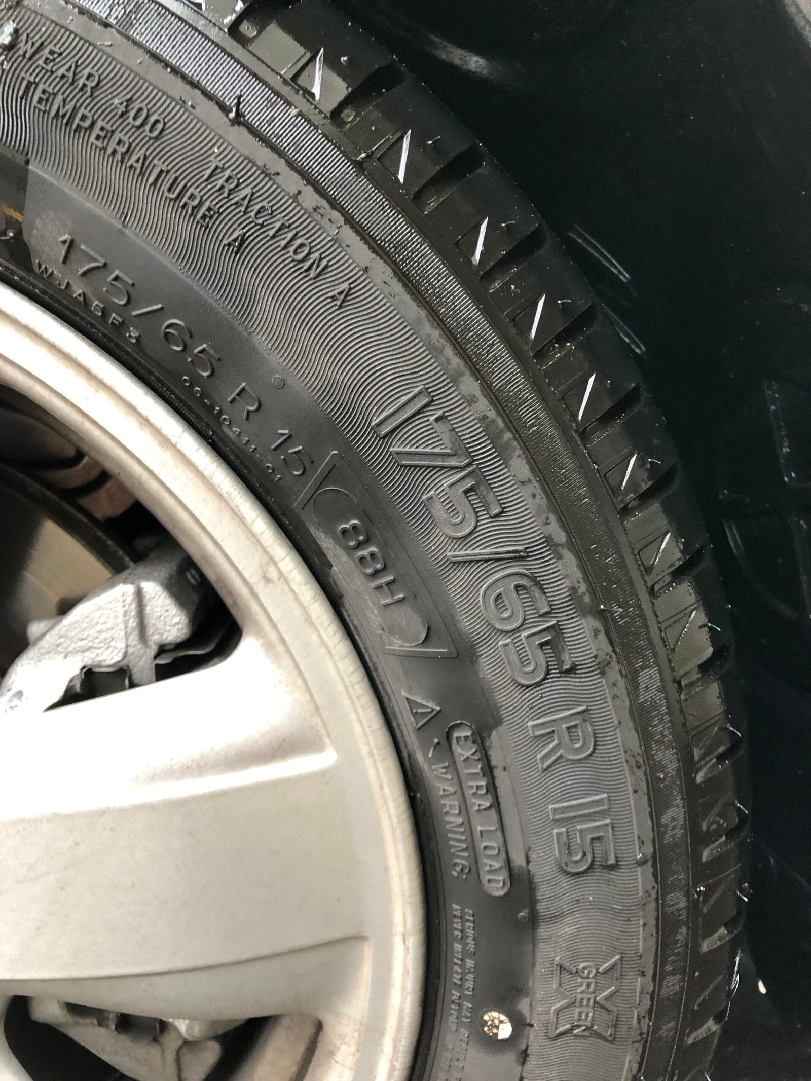 Detalhe de pneu preto instalado em um automóvel