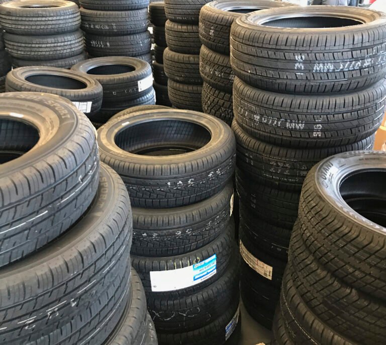 Pneus automotivos pretos empilhados com diversos desenhos de banda de rodagem