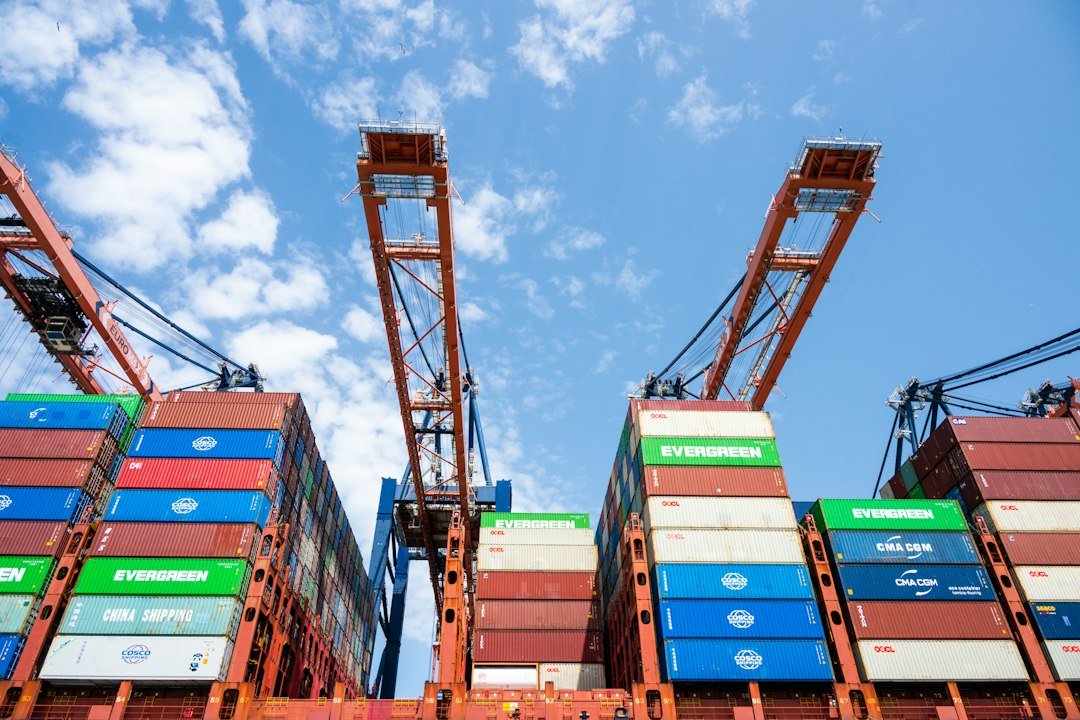 Contêineres em porto de cargas representando o comércio internacional